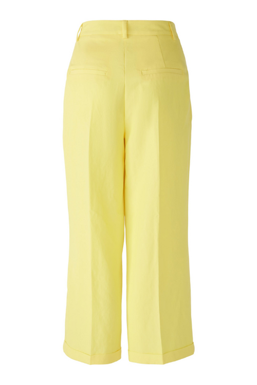 Oui Culottes. A pair of yellow trousers in regular fit, with belt loops and waist pleats.