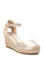 Xti Wedge Sandal. A women's wedge sandal with an adjustable buckle strap, three material texture, and a 7cm heel.