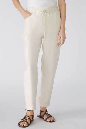 An image of a model wearing the Oui Cargo Trousers Model Blend in the colour Almond Milk.