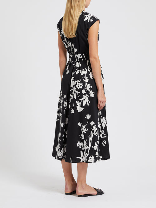 Marella Taxi Dress. A sleeveless dress with V-neckline, in a robe cut style with belt. This dress is a black and white floral pattern.