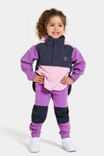 Didriksons Lingon Jacket. A girls windproof jacket in tulip purple with a breathable design, reflective detail, and a water repellent finish