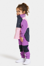 Didriksons Lingon Jacket. A girls windproof jacket in tulip purple with a breathable design, reflective detail, and a water repellent finish