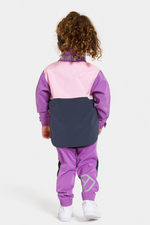 Didriksons Lingon Jacket. A girls windproof jacket in tulip purple with a breathable design, reflective detail, and a water repellent finish