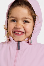 Didriksons Norma Jacket. A windproof kids jacket with a breathable design, a detachable hood, pockets, reflective details on the sleeves and a chin guard