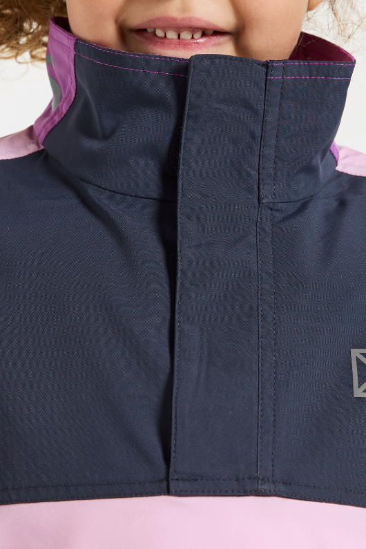 Didriksons Lingon Jacket. A girls windproof jacket in tulip purple with a breathable design, reflective detail, and a water repellent finish