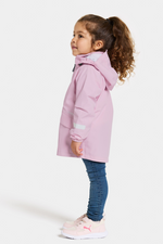 Didriksons Norma Jacket. A windproof kids jacket with a breathable design, a detachable hood, pockets, reflective details on the sleeves and a chin guard