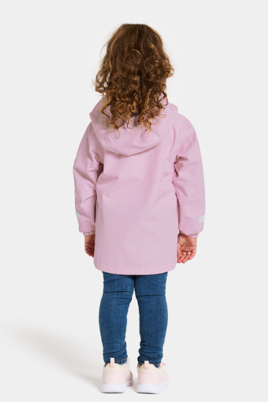 Didriksons Norma Jacket. A windproof kids jacket with a breathable design, a detachable hood, pockets, reflective details on the sleeves and a chin guard