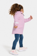 Didriksons Norma Jacket. A windproof kids jacket with a breathable design, a detachable hood, pockets, reflective details on the sleeves and a chin guard