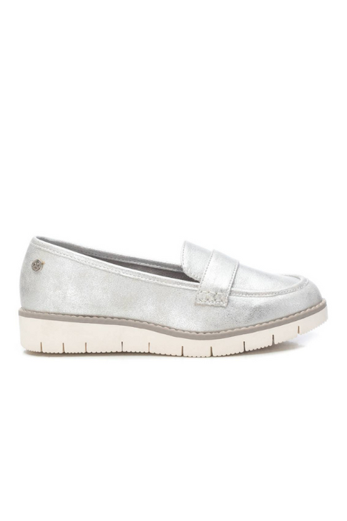 Xti Loafers. Women's faux leather shoes with a non-slip rubber sole, a 2cm platform, and a stylish silver metallic effect finish.