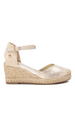 Xti Wedge Sandal. A women's wedge sandal with an adjustable buckle strap, three material texture, and a 7cm heel.