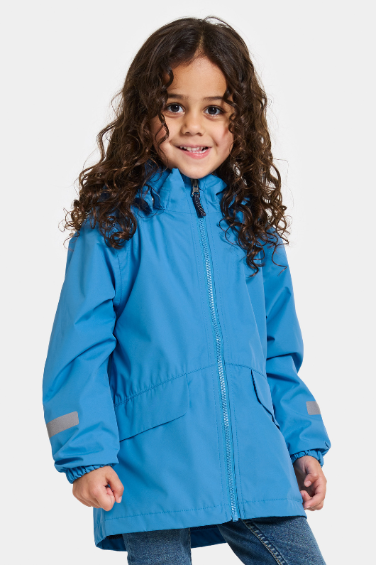 Didriksons Norma Jacket. A windproof kids jacket with a breathable design, a detachable hood, pockets, reflective details on the sleeves and a chin guard