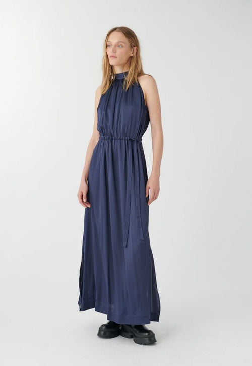 Dea Kudibal Halter. A sleeveless dress with halter neck and full-length skirt, in the colour navy.