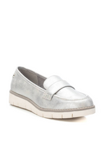 Xti Loafers. Women's faux leather shoes with a non-slip rubber sole, a 2cm platform, and a stylish silver metallic effect finish