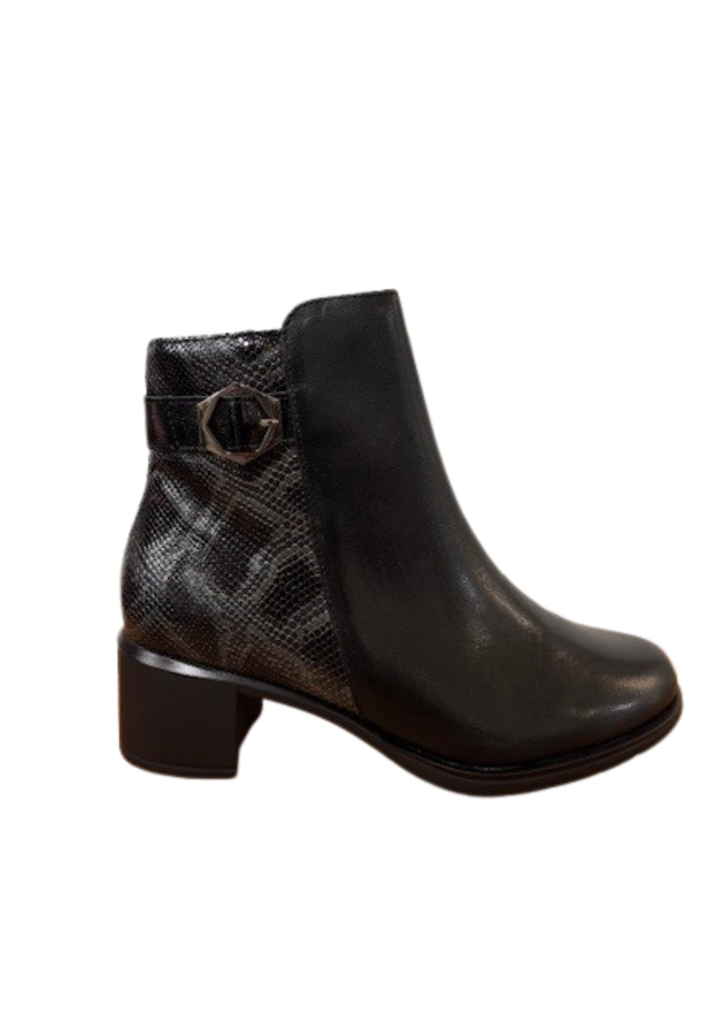 An image of the Pitillos Leather Heeled Ankle Boots