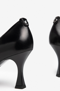 An image of the Nero Giardini Leather Chain Detail Court Shoe