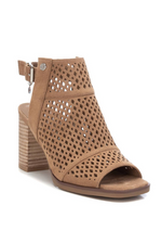 Xti Block Heel Sandal. A high-top sandal, made with suede, with buckle fastening, a wide 9cm heel, and a die-cut motif