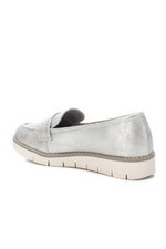 Xti Loafers. Women's faux leather shoes with a non-slip rubber sole, a 2cm platform, and a stylish silver metallic effect finish
