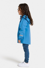 Didriksons Norma Jacket. A windproof kids jacket with a breathable design, a detachable hood, pockets, reflective details on the sleeves and a chin guard