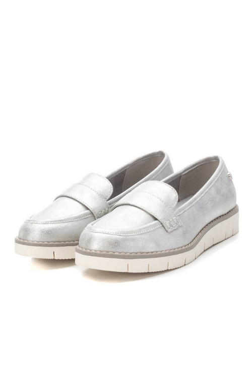 Xti Loafers. Women's faux leather shoes with a non-slip rubber sole, a 2cm platform, and a stylish silver metallic effect finish