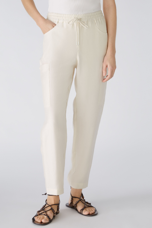 An image of a model wearing the Oui Cargo Trousers Model Blend in the colour Almond Milk.