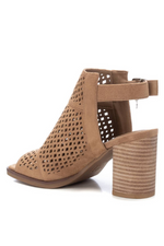 Xti Block Heel Sandal. A high-top sandal, made with suede, with buckle fastening, a wide 9cm heel, and a die-cut motif