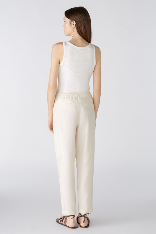 An image of a model wearing the Oui Cargo Trousers Model Blend in the colour Almond Milk.