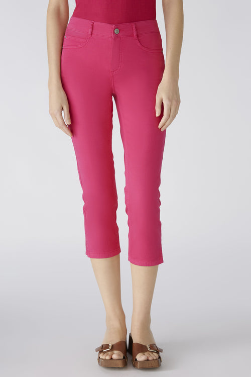 Oui Cropped Pants. A pair of pink Capri style trousers, in a slim fit style, with leg slits, pockets, and zip/button fastening.