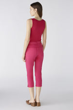 Oui Cropped Pants. A pair of pink Capri style trousers, in a slim fit style, with leg slits, pockets, and zip/button fastening.