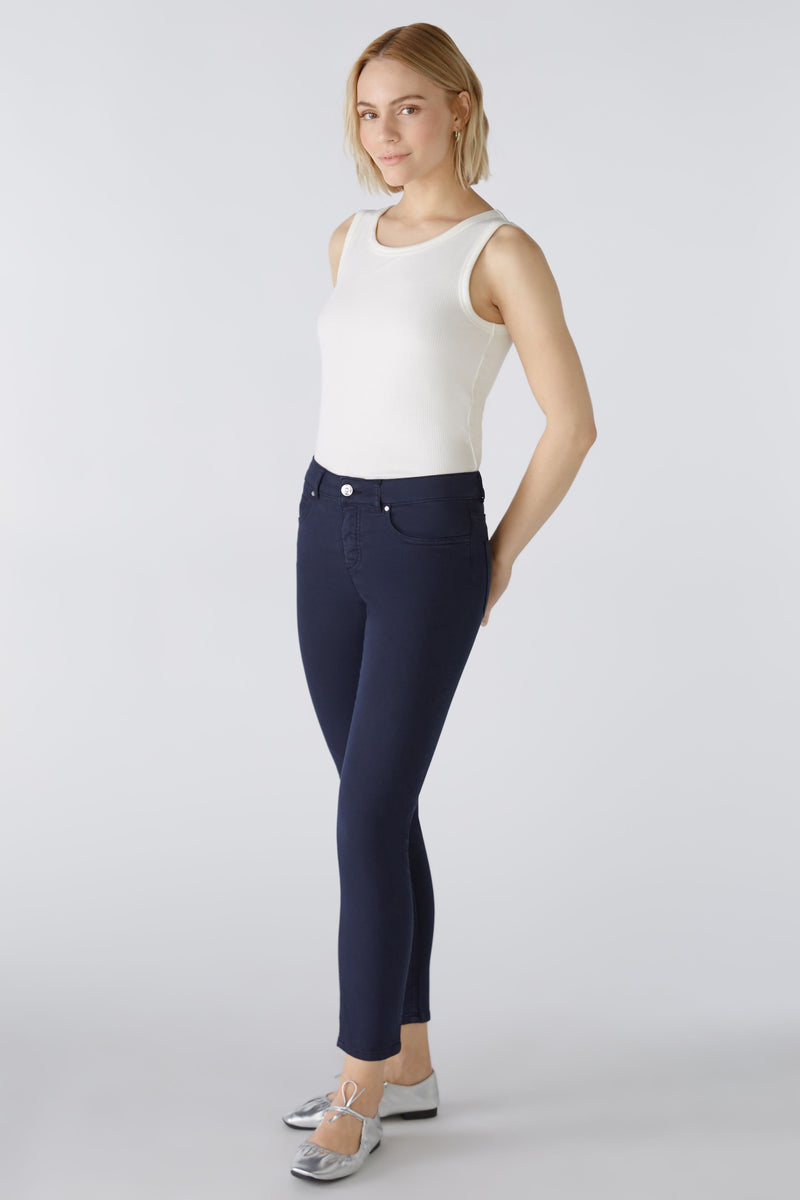 Oui Baxter Cropped Jeggings. A slim fit, shortened length trouser with zip closure, belt loops and pockets. These jeggings are a dark blue colour.