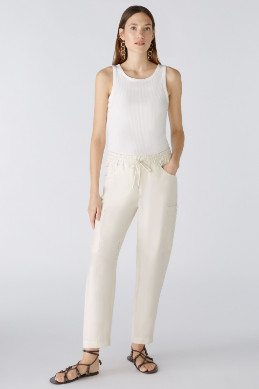 An image of a model wearing the Oui Cargo Trousers Model Blend in the colour Almond Milk.