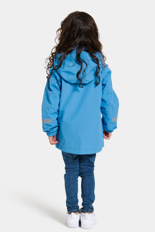 Didriksons Norma Jacket. A windproof kids jacket with a breathable design, a detachable hood, pockets, reflective details on the sleeves and a chin guard