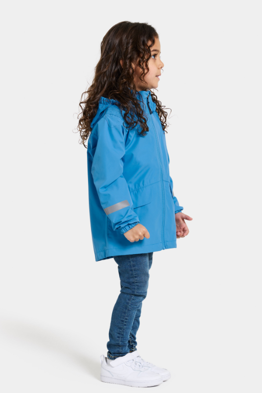 Didriksons Norma Jacket. A windproof kids jacket with a breathable design, a detachable hood, pockets, reflective details on the sleeves and a chin guard