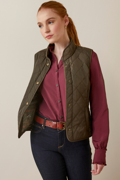 An image of the Ariat Woodside Quilted Gilet in the colour Earth.