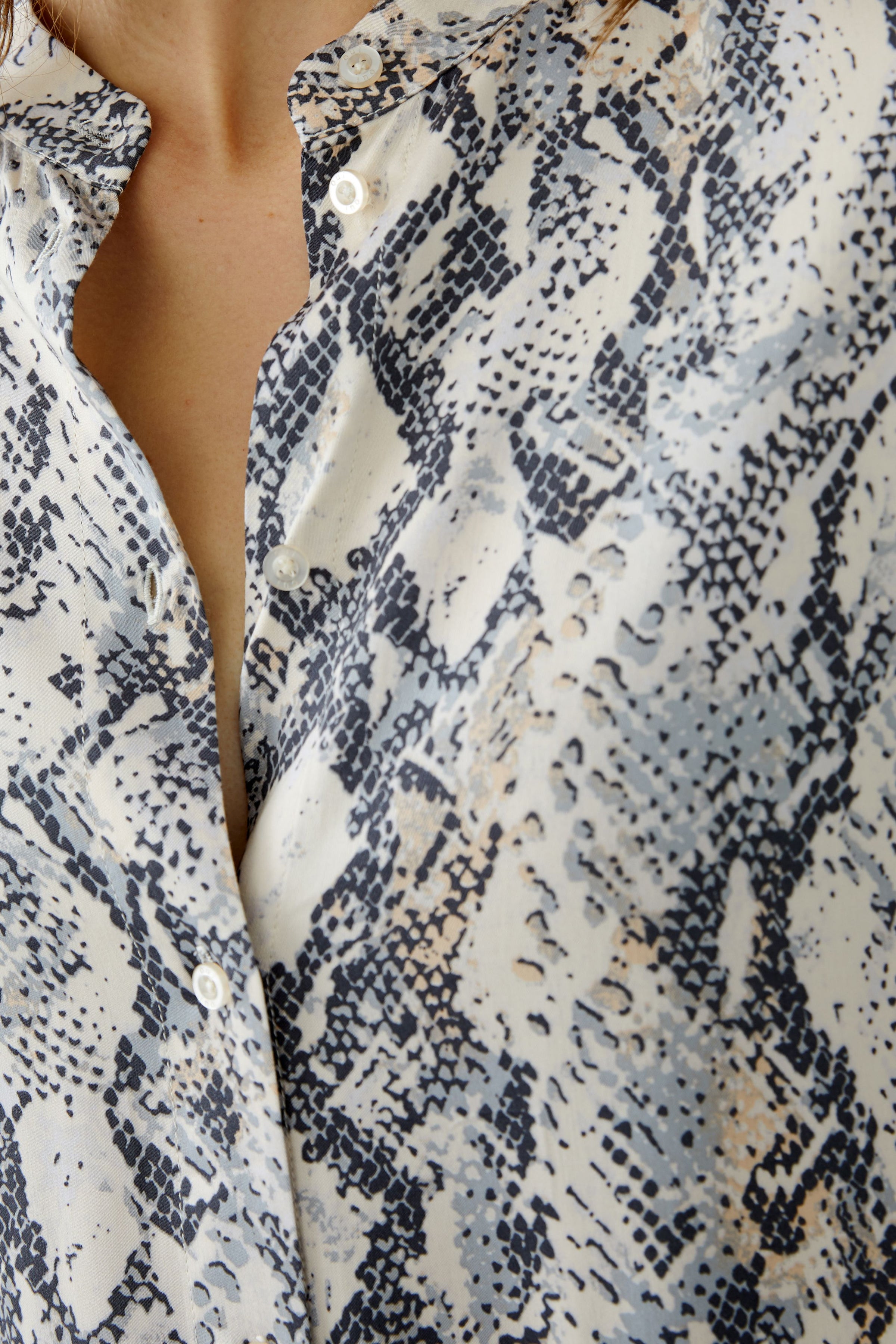 An image of the Oui Woven Blouse