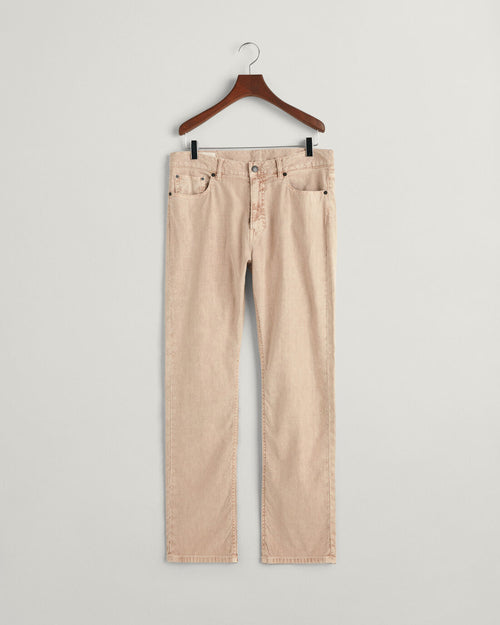 Gant Cotton/Linen Regular Fit Jeans. A pair of regular fit, mid-rise jeans with branded buttons and zip closure, in the colour dry sand.