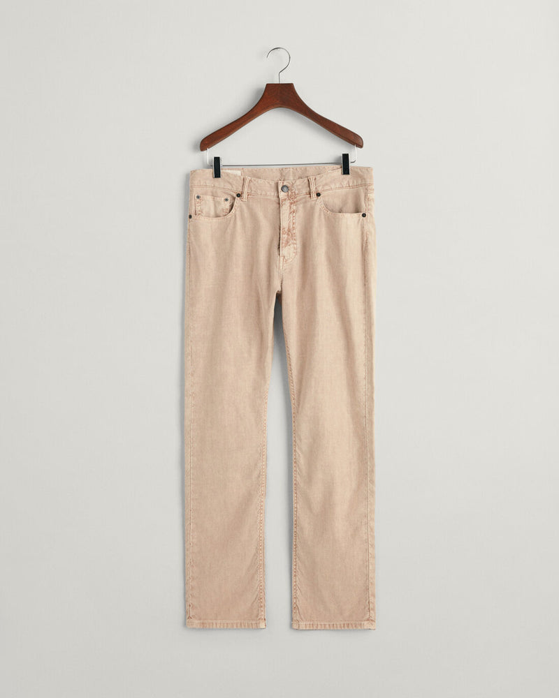 Gant Cotton/Linen Regular Fit Jeans. A pair of regular fit, mid-rise jeans with branded buttons and zip closure, in the colour dry sand.