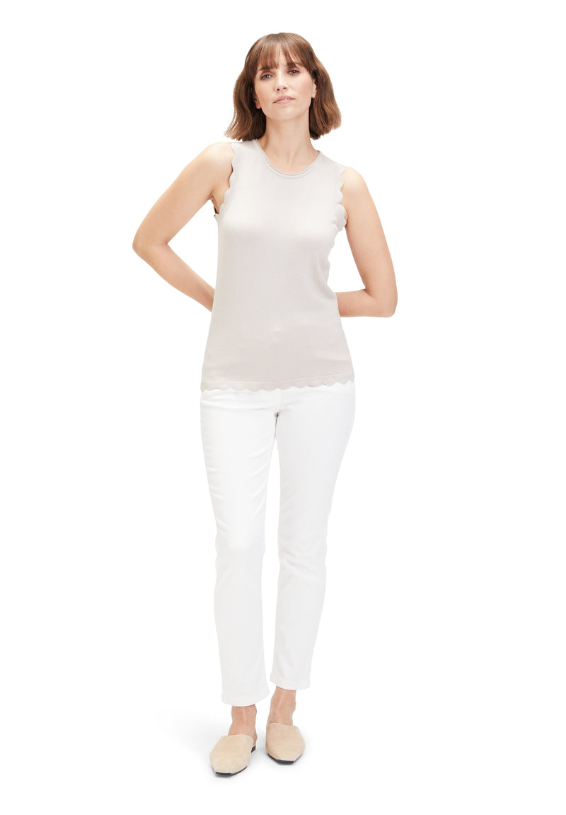 Betty Barclay Casual Trousers. Slim fit trousers with a mid rise waist, patch pockets and a plain off white design.