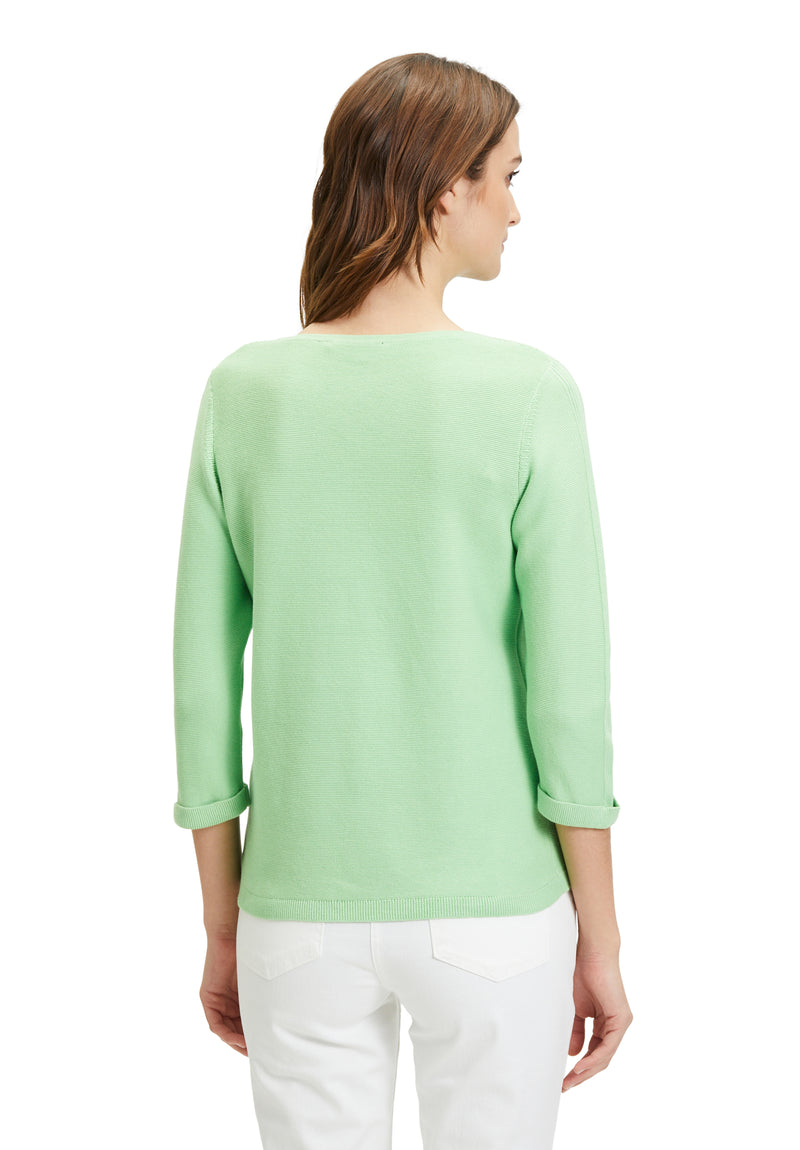 Betty Barclay 3/4 Sleeve Jumper. A straight-fit, fine knit jumper with a round neckline, 3/4 length sleeves and a vibrant green design.