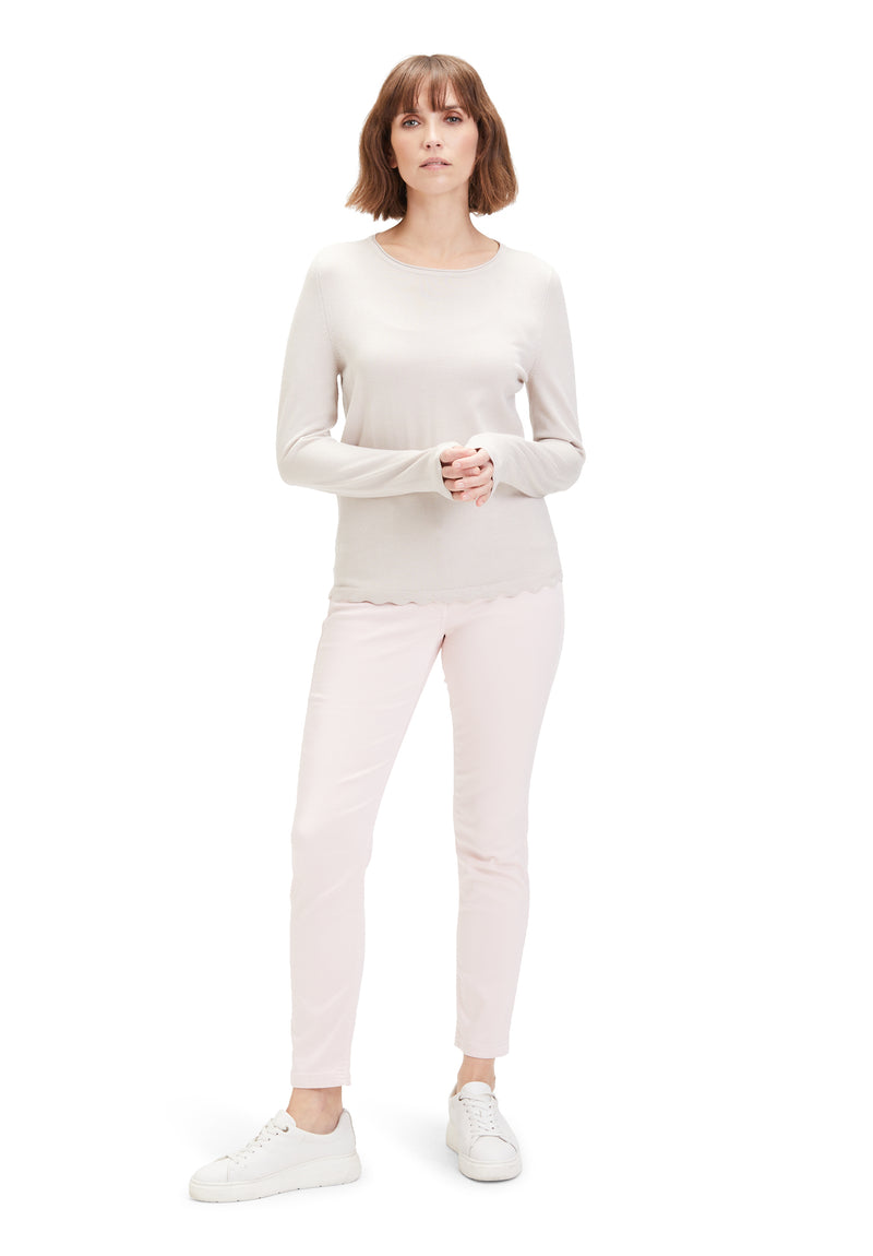 Betty Barclay Casual Trousers. Slim fit trousers with a mid rise waist, patch pockets and a plain light pink design.