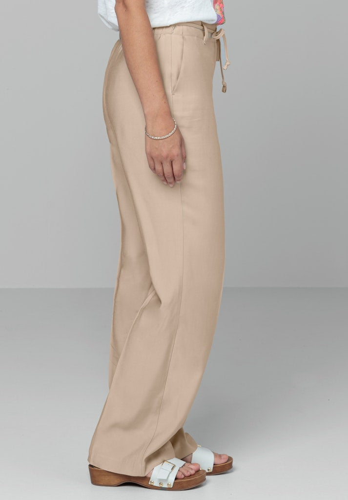 Bianca Parigi Trouser. A regular fit, straight leg trouser with zip and tie fastening in the colour sand.