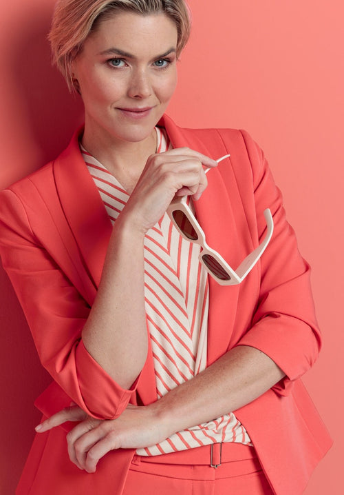 Bianca Filis Blazer.  A regular fit blazer with 3/4 length sleeves, V-neck and single button fastening. This blazer has faux pockets and the colour is a vibrant coral shade.