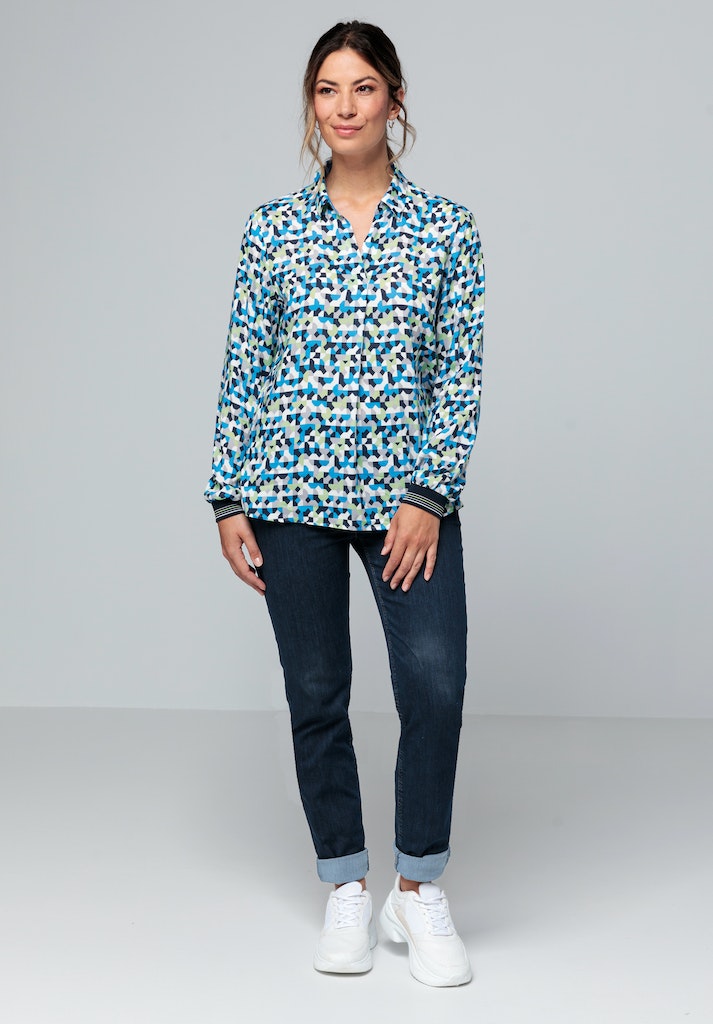 The Bianca Alida shirt has a casual fit and collared design. It features an eye-catching blue and green pattern and has button fastenings.