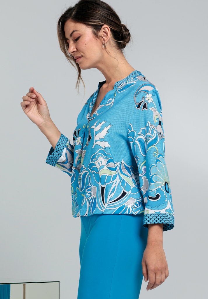 The Bianca Anra shirt has an eye catching blue pattern and flattering V-neck design. The shirt has 3/4 length sleeves and a relaxed fit.