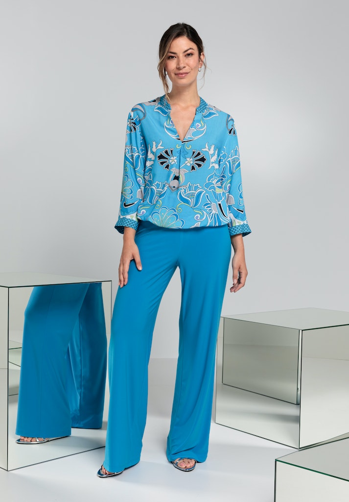 The Bianca Anra shirt has an eye catching blue pattern and flattering V-neck design. The shirt has 3/4 length sleeves and a relaxed fit.