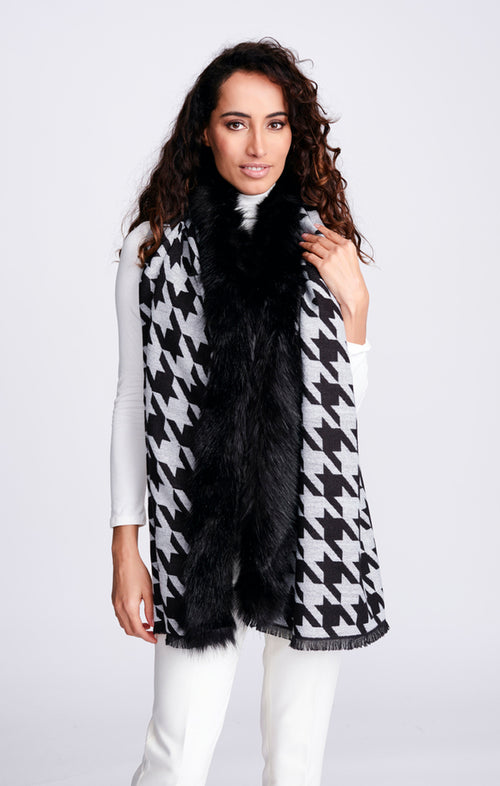 An image of the Pia Rossini Scarf