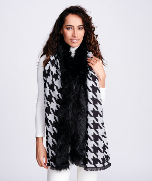 An image of the Pia Rossini Brianna Scarf