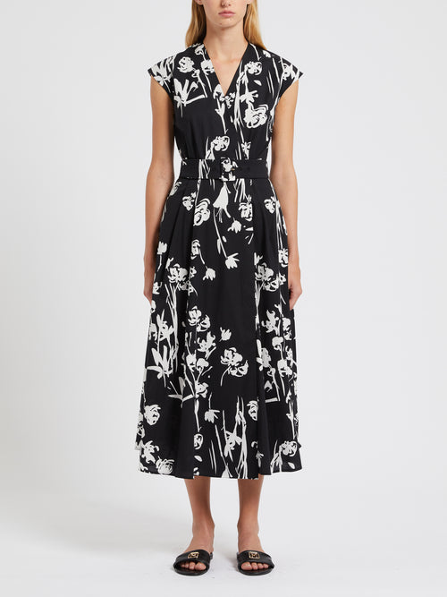 Marella Taxi Dress. A sleeveless dress with V-neckline, in a robe cut style with belt. This dress is a black and white floral pattern.