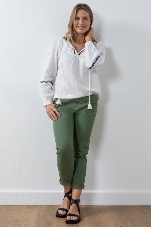 Lily & Me Breaker Trouser Twill. A full-length trouser in chino style with pockets. These trousers are a khaki green colour.