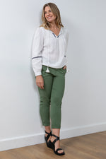 Lily & Me Breaker Trouser Twill. A full-length trouser in chino style with pockets. These trousers are a khaki green colour.