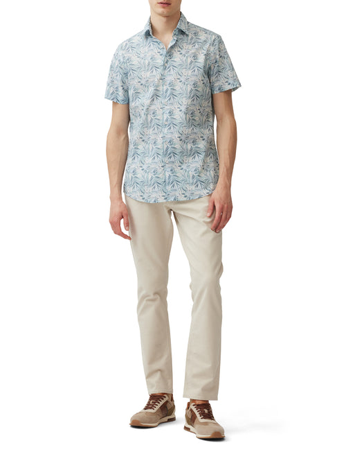 Rodd & Gunn Cherry Tree Bay. A sports fit shirt with short sleeves and collared neckline. This shirt has vintage-look buttons and a blue leaf print.